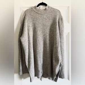 H&M Ribbed Sweater in Light Gray. Oversized fit. Fits size S-L